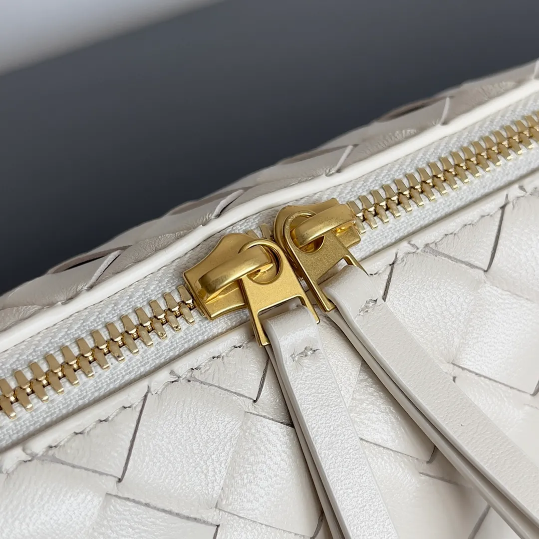 Batch 1260 BV new mini bag ceiling Bottegaveneta new Concert Pouch bag is small and has a large capacity. It can hold a Pro max mobile phone. The shoulder strap is adjustable for cross-body carry. It is very cost-effective when carried on one shoulder. The latest small bag in autumn has a lot of capacity. It can hold 4 short clips. I also tried it and it can hold one of my fists. It is cute, the capacity is touching and the length of the shoulder strap is adjustable for daily commuting. Full score 10 #bv woven bag Style number: 794258 Size: 18.5*11.5*8.5cm